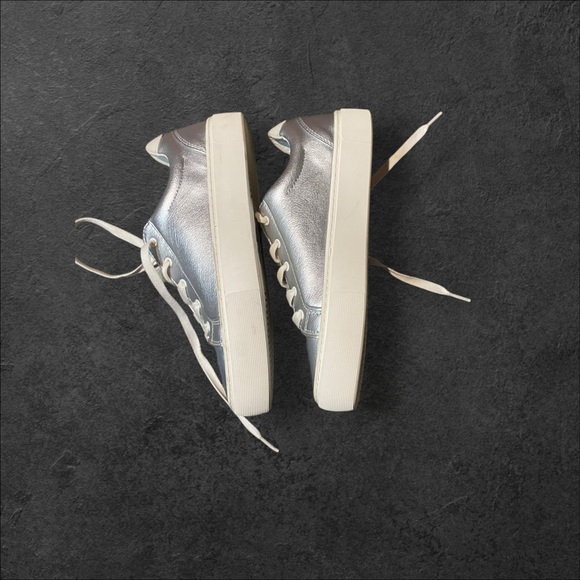 Size 6 UGG shoe never worn - Picture 5 of 8